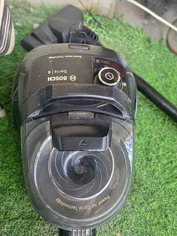 Bosch Serie 4 Bagless Vacuum Cleaner (2000W) – Relocation Sale