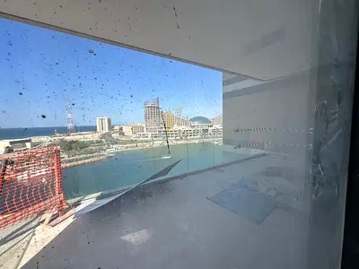 🌊 للبيع | شقة فاخرة بإطلالة بحرية في جزيرة مريم – مبنى كريستال 1