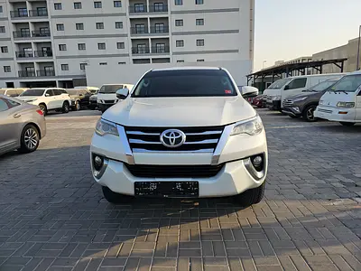 2018 Toyota FORTUNER photo 4