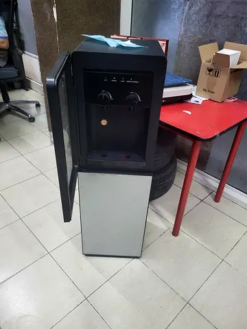 Bottom load water dispenser