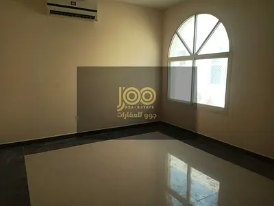 البيت مناسب للعائلات التي تبحث عن الهدوء والخصوصية ومساحة مريحة للسكن