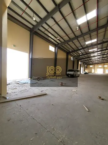 مستودع جديد مساحه 31 الف قدم كهربا 200 كيلو علي شارع رائيسي