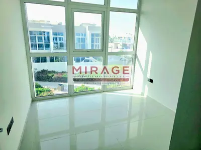 Single Row | Middle Unit | Prime Location