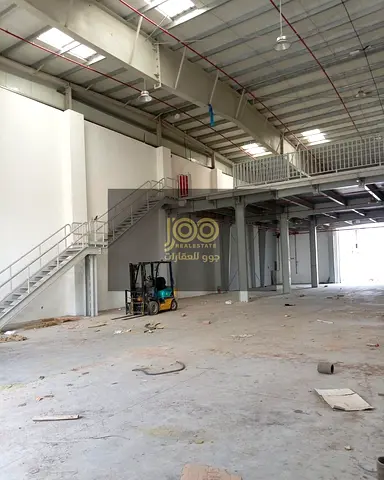 Premium warehouse with mezzanine; 40-amp power supply; suitable for various commercial and industri