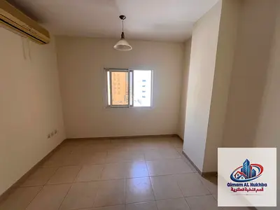 غرفة وصالة بالقليعة خلف الجمعية التعاونية، بتكييف سبليت وغاز مركزي، في موقع مميز واستراتيجي قريب من الخدمات.
