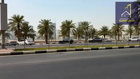 للبيع قطعة أرض تجارية بموقع ممتاز علي شارعين امامي وخلفي صف أول علي بحيرة الخان إطلالة بحرية