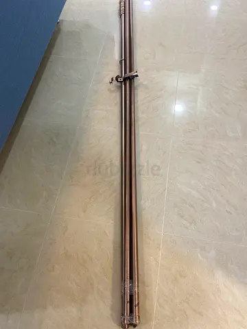 Set of 4 extendable metal curtain rods with brackets - like new