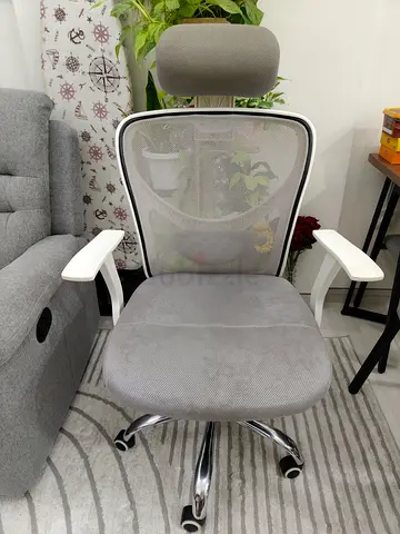 Grey ergonomic mesh office chair with headrest and lumbar support - good condition