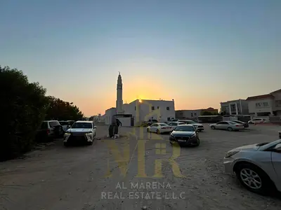 للبيع فيلا بمنطقة الروضة 1جنب المسجد طابقين وروف بسعر شامل الكهرباء والمياه والمكيفات والاثاث تملك حر