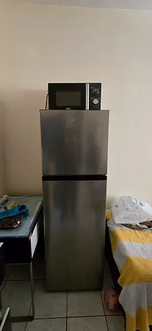 Midea Refrigerator/Freezer - 2-Door White (Label Photo)