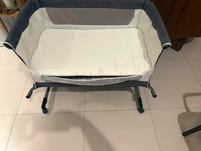Compact bedside bassinet / cradle in good condition