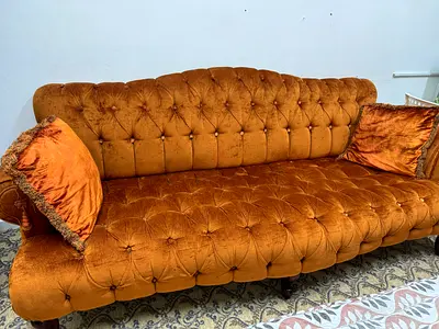 Vintage tufted three-seater velvet sofa in good condition