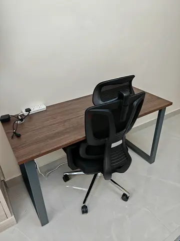 Wooden Office Desk with Ergonomic Mesh Chair - Excellent Condition (140*60*75)