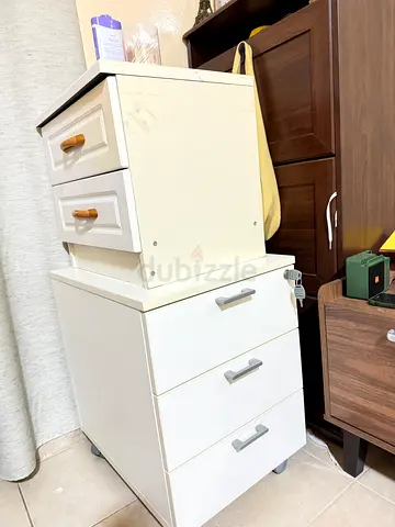 White bedside drawer unit with 3 drawers and small 2-drawer cabinet