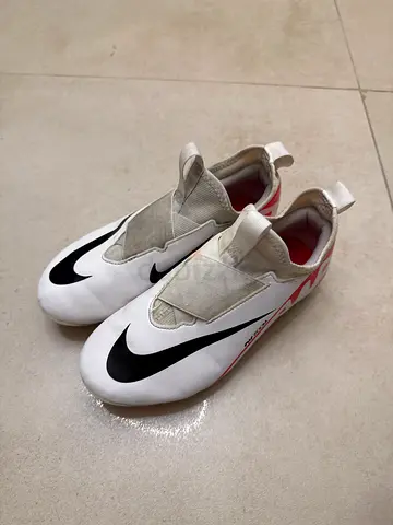 Nike football boots no laces , size uk 4