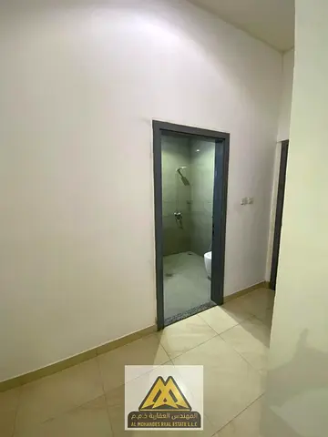 فرصة مميزة للسكن في إحدى المناطق السكنية الراقية والمطلوبة في عجمان، شقة واسعة ومريحة تتكون من غرفة وصالة، بتصميم عملي ومساحة كبيرة، وتقع في طابق علوي