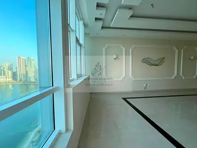 شقة غرفتين وصالة VIP للإيجار السنوي في الخان – الشارقة | إطلالة مباشرة على البحيرة | مطبخ مجهز | جيم ومسبح وباركن مجاني | 78,000 درهم