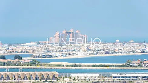 Prime Location | Waterfront Living| Stunning Sea-Palm View