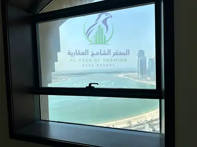 شقة غرفتين وصالة للإيجار السنوي في الممزر الشارقة إطلالة بحرية من جميع الغرف والمطبخ مطبخ واسع ثلاثة حمامات ستور تكييف مجاني