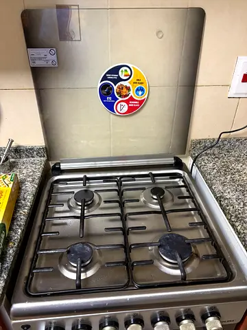 4-burner freestanding gas stove with oven - excellent working condition