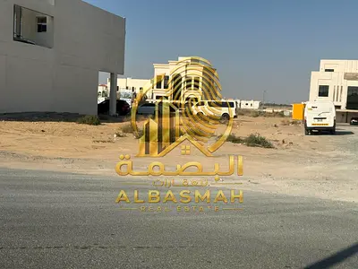 للبيع ارض زاويه تجاريه بالشارقه ثلاث شوارع صف ثاني تملك حر للاخوه العرب