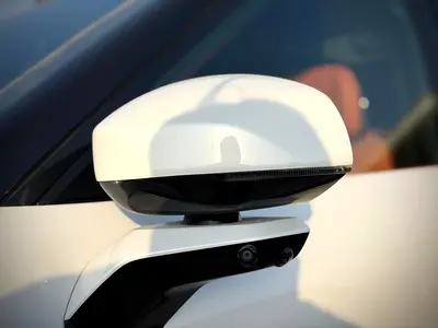 صورة 13 لـ 2025 LYNK & CO 900