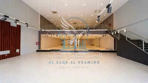 معرض واسع في الصناعية 4 | 7,500 قدم | موقع مباشر على شارع عام | تشطيب عصري | ميزانين