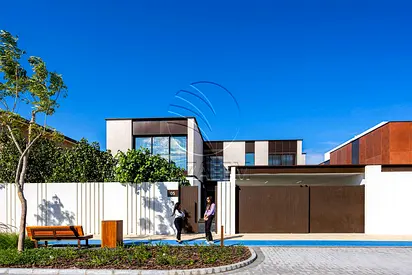 √ Single Row Corner | High Ceiling | HOT DEAL √