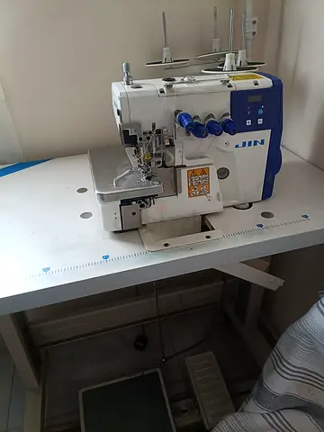 JIN Industrial Overlocker / Serger Sewing Machine with Table and Pedal