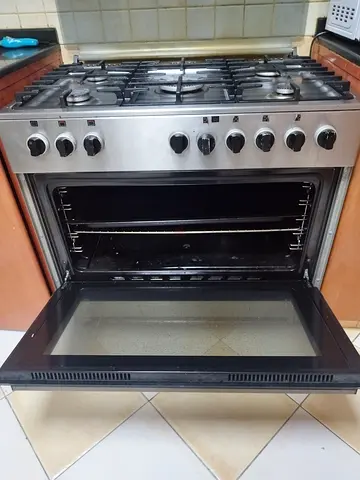 Used gas stove and oven range in working condition
