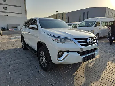 2018 Toyota FORTUNER photo 3