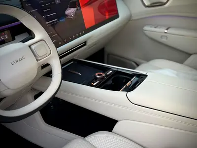 2025 LYNK & CO 900 photo 2