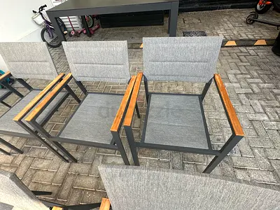 Outdoor Dining table and chairs to sale.