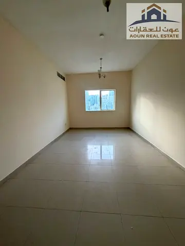 **للإيجار في الشارقة | غرفتين وصالة على شارع الوحدة مباشرة | تكييف مركزي | باركن ترابي | 36,000 درهم**