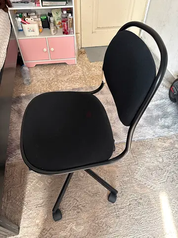 Black fabric visitor/office chair with armrest and caster legs