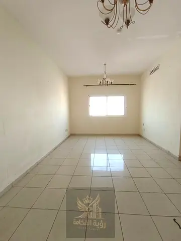 أكبر وأرخص شقة غرفة وصالة للإيجار بالمجاز 2، تكييف مركزي مجاني على المالك، موقع مميز بشارع جمال عبدالناصر بجوار محطة الباص، صالة واسعة وإطلالة مفتوحة.