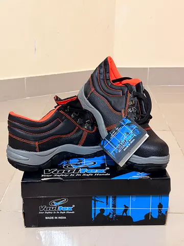 Pair of V-Con Safety Work Boots - Size Unknown, Hard-wearing