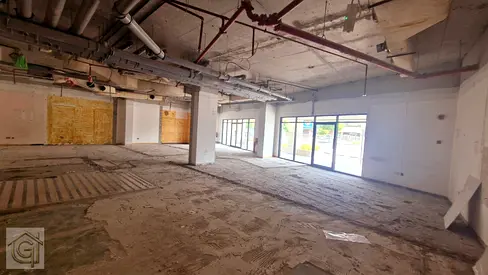 PRIME MAIN ROAD-FACING SHOWROOM FOR RENT – MINA ROAD