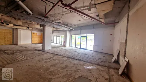 PRIME MAIN ROAD-FACING SHOWROOM FOR RENT – MINA ROAD