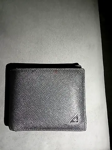 Black textured men's leather bifold wallet - good condition