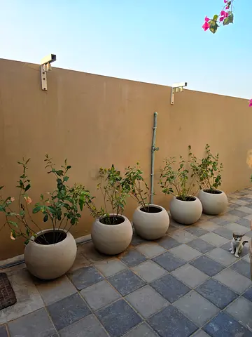 Set of 5 Round Outdoor Planters / Large Garden Pots