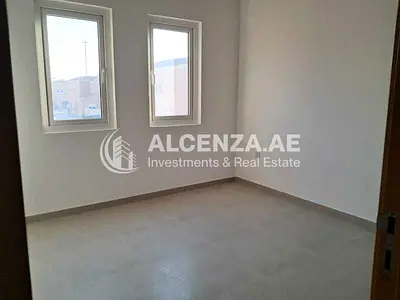 UNFURNISHED | SPACIOUS | COMMUNITY VIEW