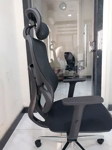 Ergonomic black office chair with headrest — good quality