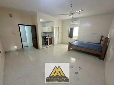 استوديو واسع جدًا/ بتشطيب ممتاز وموقع استثنائي/ ثاني بناية من كورنيش عجمان/ قريب من جميع الخدمات
