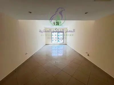 شقة غرفتين وصالة للإيجار السنوي في التعاون الشارقة مساحات واسعة إطلالات مفتوحة غرفة ماستر بلكونة خزائن بالحائط حمامان وتكييف مجاني