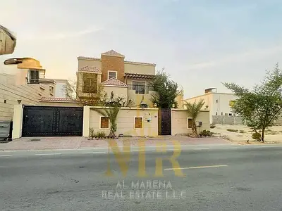 للبيع: فيلا سكنية وتجارية في الروضة 2 عجمان، قريب من المسجد، شارع التلة مع حديقة، 5 غرف نوم، مجلس، 3 صالات، غرفة خادمة، عمر 6 سنوات، أرض 4500 قدم