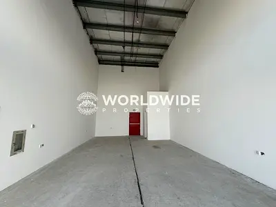 معرض جديد كلياً يطل على الطريق الرئيسي متاح للإيجار السنوي في منطقة الجرف الصناعية 2 - عجمان