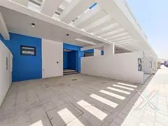 5BED Townhouse with 6 chqs for rent .