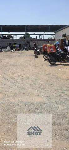 للبيع فرصة استثمارية حوطة كبيرة فيها سكن عمال مع شبرة منطقة الصناعية 10 – الشارقة يوجد عدادين رسمي حكومي المساحة 27000 قدم الدخل السنوي 560000 د