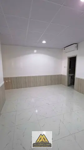 شقة مميزة بمساحة كبيرة جدًا، تتميز بثلاث بلكونات وتشطيبات ممتازة وصيانة عالية الجودة، في بناية عائلية وموقع حيوي قريب من جميع الخدمات والطرق الرئيسية.